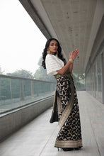 将图片加载到图库查看器,Banarasi Saree