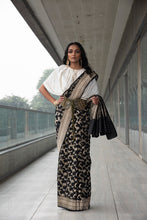 将图片加载到图库查看器,Banarasi Saree