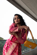 将图片加载到图库查看器,Banarasi Saree