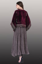 将图片加载到图库查看器,Suit with Cape