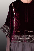 将图片加载到图库查看器,Suit with Cape
