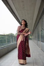 将图片加载到图库查看器,Banarasi Saree