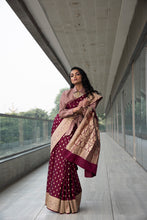 将图片加载到图库查看器,Banarasi Saree