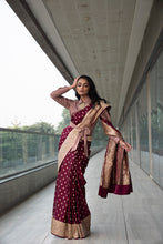 将图片加载到图库查看器,Banarasi Saree