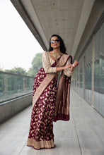 将图片加载到图库查看器,Banarasi Saree