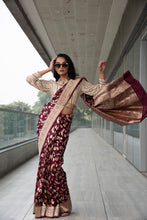 将图片加载到图库查看器,Banarasi Saree