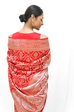 Laden Sie das Bild in den Galerie-Viewer, Banarasi Saree
