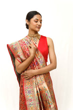 Laden Sie das Bild in den Galerie-Viewer, Banarasi Saree
