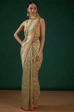 将图片加载到图库查看器，Banarasi Saree
