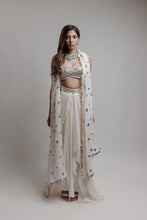 Laden Sie das Bild in den Galerie-Viewer, Dhoti Skirt Blouse With Cape
